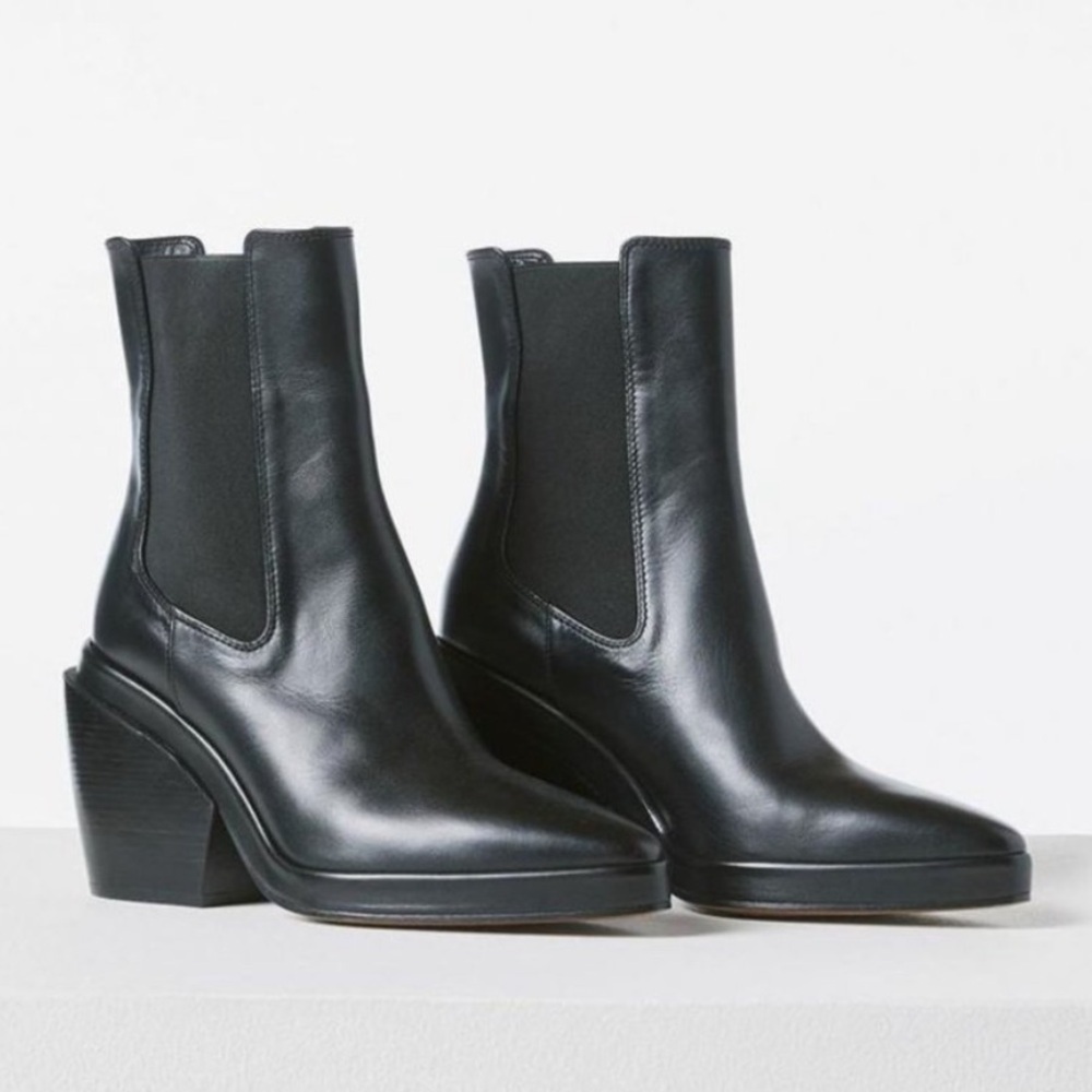 Frame Le Rodeo Chelsea Black Heeled Boot in Noir